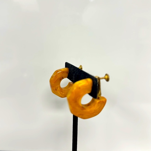 Vintage US Patent Number 3.176.475 Gold Tone Amber Screw Back Hoop Earrings - Picture 5 of 16